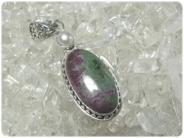 縦長オーバルルビーインゾイサイトと...