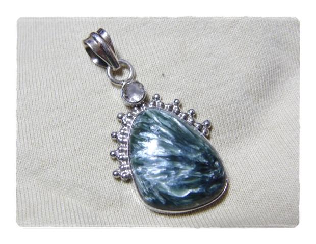 王冠のようなシルバー細工がかわいいセラフィナイトのシルバー925ペンダントトップ 天然石ジュエリーのお店 ペンダント トップ ネックレス おしゃれ シルバー925 プレゼントにもおすすめ♪ ハッピーエイト