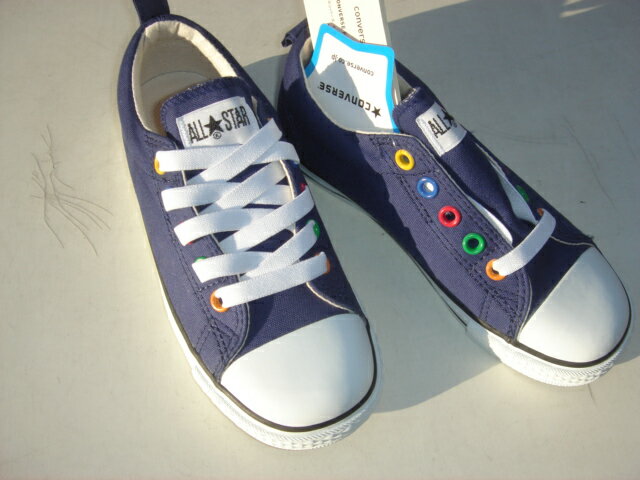 ★(25) CHILD ALL STAR N COLORFULEYES SLIP OX NO-3CJ807 WHITE US-12(19cm)。 ★甲はストレッチのレース仕様です。レースホールは、イエロー、ネービー、レッド、グリーン。★甲の使用素材はキャンパス生地仕様。 ★靴底の使用素材はグリップ性の強いゴム仕様。 ★チャイルドモデルのコンバースです。 ★チャイルドサイズ16センチは4ホール。17センチ以上は5ホールとなります。 ●リムバブルインソール＝クッション性が良く洗えて安心。 ●フレックスソール＝しなやかなソール設計。 ●オープンタン＝甲が大きく開いてラクラク着脱。 ★お洒落に目覚めるキュートな女の子。に,お勧めのお洒落なチャイルドコンバースです。