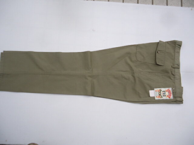 ★COOLRDINATE ツータックカーゴパンツ N0-225 ポリエステル90％/綿10％ ベージュ(c-2) ★仕様素材は。 ★ポリエステル　　　　　　　90％。 ★綿　　　　　　　　　　　　10％。 ★ウエストM(75-90センチ)の各サイズ。 ★総丈：　　　　　 94センチ。 ★股下：　　　　　　83センチ。 ★わたり　　　　　　37センチ。 ★ポリエステル90％/綿10％！軽くてで丈夫！！薄地仕様でフルシーズンご着用が可能です。 ★左右、両サイドポケット仕様。+左右大腿部位にボタン蓋つきポケット。+右ポケットジップ付きポケット。 ★右後にストレートポケット：左後ボタン蓋仕様ポケット： ★ジップはYKK仕様。 ★あらゆる現場作業から、アドベンチャーレジャーのご着用にお勧めです。 ★自宅での丸洗い化のイです。 ★春、夏、秋、冬、オールシーズンご着用可能です。