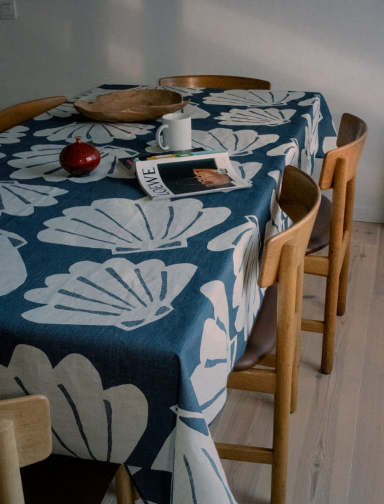 【SALE セール】FINE LITTLE DAY SNACKA TABLECLOTH - BLUE GREY / WHITE (149x250cm) (47112-52) テーブルクロス 北欧 リネン ナチュラル スウェーデン 北欧雑貨 北欧 インテリア キッチン 台所 リビング 新生活 一人暮らし ギフト 誕生日プレゼント テーブルマット