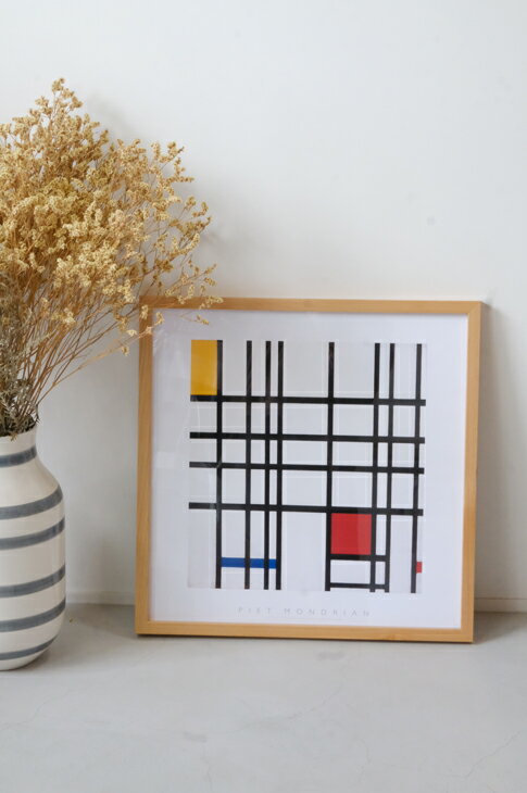 関連商品PIET MONDRIAN (ピエト・モンドリアン) | New Yo...PIET MONDRIAN (ピエト・モンドリアン) | Compos...22,000円22,000円BAUHAUS (バウハウス) | Musik am Bauhaus ...MARK ROTHKO (マーク・ロスコ) | Blue and gr...14,850円19,800円PAUL KLEE (パウル・クレー) | Vergessilcher...PABLO PICASSO (パブロ・ピカソ) | Le petit ...19,800円19,800円PIET MONDRIAN (ピエト・モンドリアン)Opposition of Lines; Red and Yellowアートプリント/アートポスター フレーム付き 抽象画の名匠、モンドリアンを象徴するような色使いのアートフレーム。 オランダの画家、ピエト・モンドリアンの赤、黄、青、白の組み合わせがヴィヴィッドで上品な「Opposition of Lines: Red and Yellow」をナチュラルフレームにセットした高級感溢れるアート。北欧スカンジナビアン・スタイルのリビングや店舗内装にオススメです。フレーム・吊り下げ紐付き。 PIET MONDRIAN (ピエト・モンドリアン) ピエト・モンドリアン　1872生まれ。（1872?1944） オランダの画家で抽象絵画の巨匠と言われている。テオ・ファン・ドゥースブルフが立ち上げた前衛運動「デ・ステイル」の創立メンバーである。 「新造形主義」という抽象的な絵画の発展に貢献。白地の上に黒い垂直線と水平線のグリッド模様と3原色で構成された絵画《コンポジション》が代表作。 学生時代は写実主義や印象派風のスタイルの風景画家であった。 ただデン・ハーグ市美術館に展示している作品から分かるが当時より「赤・青・黄」の3原色に一貫してこだわっている。1911年にオランダからパリへ移動したことは、モンドリアンにとって大きな変化をもたらした。キュビスムの実験芸術に触発され、またパリ前衛運動の中に自身のアイデンティティを見出すようになり、それまでのオランダ語の名前のスペル「Mondriaan」を「Mondrian」に変更した。 第二次世界大戦が勃発すると、アメリカへ移動。マンハッタンの碁盤目やアメリカンのジャズ「ブギウギ」に触発され、晩年はこれまでのシックな抽象絵画から、現実世界の影響を受けた、あたたかみのある抽象絵画に変化した。 ■商品詳細 製造国 イギリス・日本製 ブランド名 PIET MONDRIAN 素材 天然木(アルダー)・PET・MDF・紙 取り扱いサイズ 外寸：530x530x30mm コンディション 新品 配送方法 宅配便 備考 - ★在庫の無い商品、サイズ、カラーにつきましてはお取り寄せ可能な場合もございます。お気軽にお問い合せください。 ★色味はブラウザ上と、実際の商品とは誤差があることがございます。予めご了承ください。