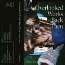 moscow club / Overlooked Works Back Then (TAPE) 初期に発表した楽曲を集めたコレクション作品集がカセットテープでリリース！ 2010年代初頭、東京の 4人組バンド、moscow clubは豊富なアイデアを持っていた。ギターを中心としたインディー・ポップから軽快なシンセ・ポップ、ハイ・ストラットなファンクまで、あらゆるジャンルに手を染めながら、彼らの音楽ジャンルである"nerdwave"としての地位を確立した。また、インターネットや発展途上のプラットフォームを利用することで、自分たちの創作物を自分たちのペースで共有することができた。 moscow clubはその後、アルバムに匹敵する作品をリリースしていったが、初期の頃の楽曲の多くはデジタル・エーテルに沈んでしまった。しかし、今回リリースされる初期に発表された楽曲を集めたコレクション作品集『Overlooked Works Back Then』で彼らの多彩な音楽創作へのアプローチの全貌を語ることができる。 『Overlooked Works Back Then』に収録された曲はすべてmoscow clubの初期に発表されたもので、可能な限り多くのアイデアを試してみたいという意欲がうかがえる。「ghost dance」や「jellyfish」といったナンバーには、後にリリースされる作品の特徴ともなる、ドライヴでフックのあるインディー・ポップが形づくられている。また、「our pastime」のような生き生きとしたカットや、「sanatorium」のようなメランコリックな曲で、シンセサイザーやその他のエレクトロニック・タッチへの愛を明確にしていた。 「ECHO BEACH」の包み込むようなチルウェイヴのサウンドや、2010年代初期の定番曲でCanopies And Drapesがゲスト・ヴォーカルとして参加した「daisy miller pt.1」など、バンドの実験的なサウンドの楽曲も含まれている。 moscow clubは、2010年代前半に日本の首都で開花したインターネットを中心としたインディー・シーンの模範であり、当時の作品は、グループがいかに冒険的であったかを思い起こさせることで、彼らのソングブックの隙間を埋めている。 TRACKLIST A1. Cote d’Azur A2. ghost dance A3. Therese (The Bodines cover) A4. daisy miller pt.1 A5. jellyfish B1. our pastime B2. TGSO B3. sanatorium B4. ECHO BEACH B5. and the Moon be still as bright ■商品詳細 品番 FCRD-083CT 製造国 / 年 JPN / 2023 LABEL fastcut records コンディション 新品 配送方法 宅配便/メール便 備考 - ★在庫の無い商品、サイズ、カラーにつきましてはお取り寄せ可能な場合もございます。お気軽にお問い合せください。 ★色味はブラウザ上と、実際の商品とは誤差があることがございます。予めご了承ください。