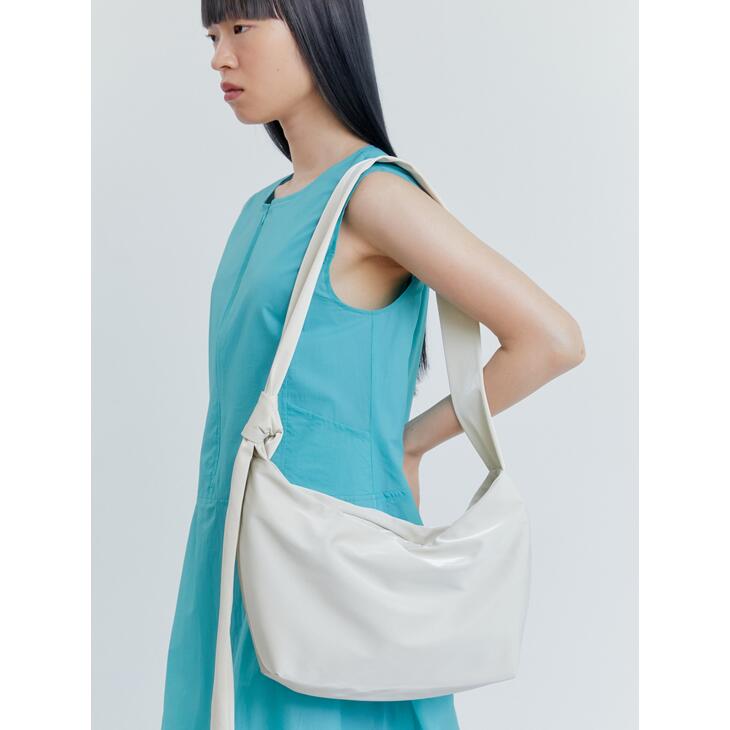 【年越し・新春福袋セール】ACOC (アコック) | Glossy Halfmoon Cross Bag (cream) | ハーフムーン クロスバッグ ショルダーバッグ 韓国