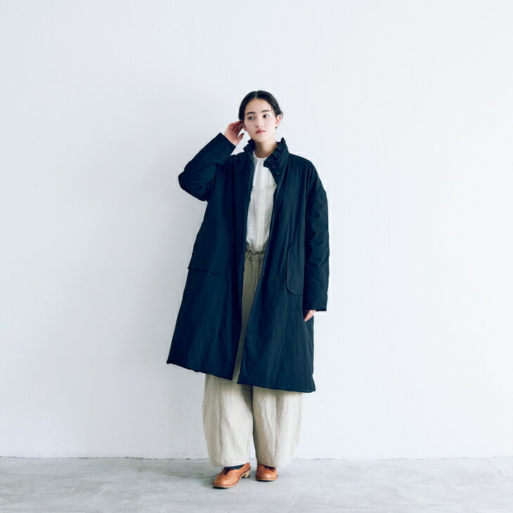 MAGALI | オールドコットンナイロンリネン・フリルカラーパディットコート (ブラック) | マガリ アウター コート ダウン シンプル ナチュラル