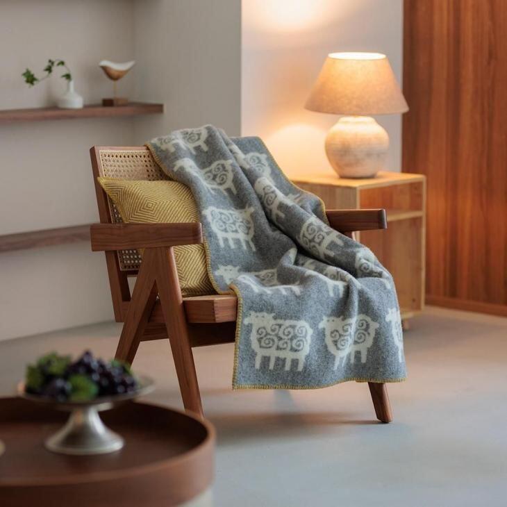 KLIPPAN (クリッパン) | ウール ハーフブランケット ベングトのヒツジ (ライトグレー/イエローステッチ) | ブランケット 北欧 ベングト・リンドベリ 定番 ロングセラー 天然素材 リバーシブル シンプル インテリア