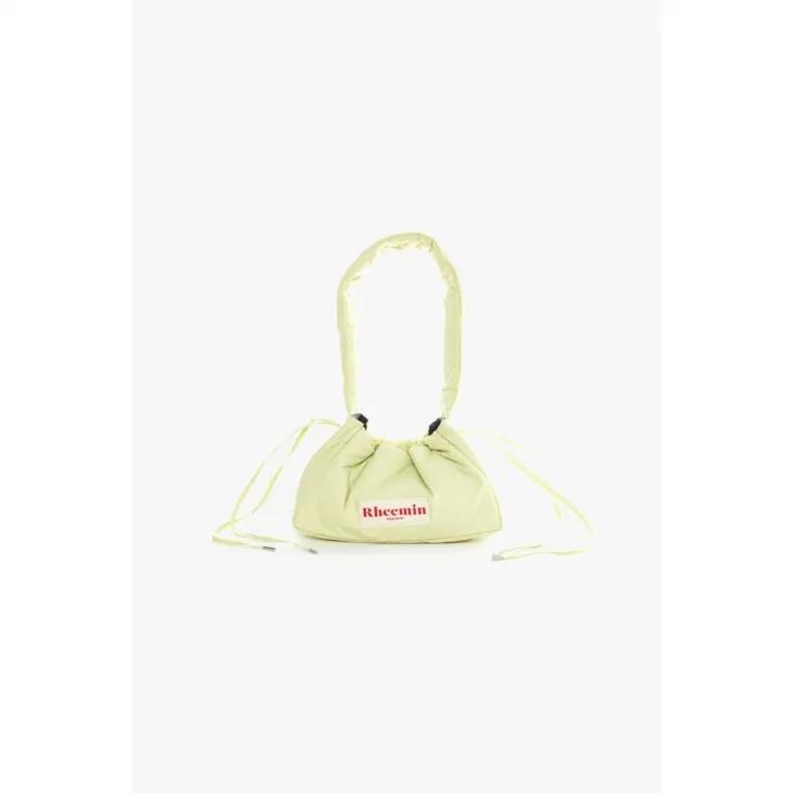 Rheemin (リーミン)BASAK Bundle NUGGET SMALL (honey lime)ショルダーバッグ ナイロンバッグ 韓国 Rheemin定番のNUGGETシリーズのスモールサイズ。 韓国発のRheeminのアイコニックなナイロンバッグ「BASAK Bundle NUGGET」のスモール サイズ。 ハリ感と撥水性のある表面に、パッド入りで程よい膨らみのある可愛らしいフォルム。 両サイドのドローコードを絞ってアレンジいただます。 ・マグネットボタン ・小物用の仕切りポケット一つ Rheemin 韓国発のバッグブランド。 カラフルな色使いとビスケットのようなオリジナルキルティングが特徴で「NUGGET（ナゲット）シリーズ」がアイコンバッグとして人気。 透明感のある素材やユニークなフォルムで日常に変化をもたらし、「新しい自分を見つける決意」に寄り添うことをコンセプトに、遊び心と個性を表現しています。 ■商品詳細 製造国 韓国 ブランド Rheemin 素材 ナイロン100% 取り扱いサイズ 29 x 19 x 13cm コンディション 新品 配送方法 宅配便 備考 - ★在庫の無い商品、サイズ、カラーにつきましてはお取り寄せ可能な場合もございます。お気軽にお問い合せください。 ★色味はブラウザ上と、実際の商品とは誤差があることがございます。予めご了承ください。