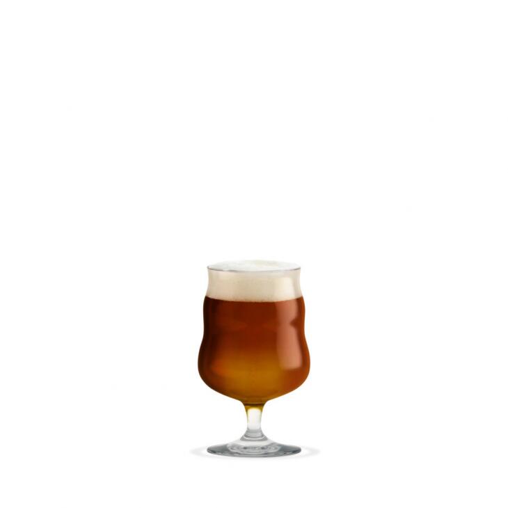 HOLMEGAARD (ホルムガード)MIKKELLER ユニバーサルビアグラス 400ml 2pcsグラス キッチン 北欧 ホルムガード シンプルなワイングラス。 HOLMEGAARD(ホルムガード)は、デンマークで1825年に創業した伝統と歴史あるデンマーク王室御用達のガラスブランド。 吹きガラス製法で熟練の職人によって生み出され、そのクオリティの高さから王室御用達ブランドにも選ばれました。 ホルムガードの時代を超越したクラフトマンシップとミッケラーのモダンで革命的な魅力を活かして新しいビールグラスが生まれました。 ミッケラーのキャラクターからインスパイアされた柔らかく波打った形状は、遊び心や親やすさを感じると同時に、持ちやすく手に馴染むデザインです。 ■商品詳細 品番 4300542 製造国 スロバキア ブランド名 HOLMEGAARD (ホルムガード) 素材 吹きガラス 取り扱いサイズ / 内容量 φ9.5xH15cm、口径7.8cm / 400ml コンディション 新品 配送方法 宅配便 備考 - ★在庫の無い商品、サイズ、カラーにつきましてはお取り寄せ可能な場合もございます。お気軽にお問い合せください。 ★色味はブラウザ上と、実際の商品とは誤差があることがございます。予めご了承ください。