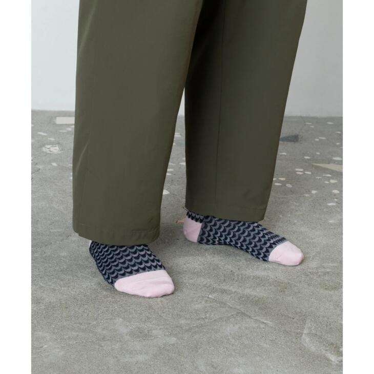 TRICOTE (トリコテ)WAVE BORDER BUMPY SOCKS (navy)靴下 ソックス 波打つ凹凸ボーダーが普遍的なバンピーソックス。 伸縮性があり、23-26cmと幅広い方に履いていただけ印象も変わります。 さらりとした綿素材なので一年通して履けるのも嬉しいポイント。 スニーカーやローファーなど靴の履き口からちらりと見せたくなる靴下です。 温かみある濃紺が甘めな印象のネイビー。 ダークカラーのボトムスの差し色としておすすめです。 ＜お取り扱い上の注意＞ この製品は、ファッション性を優先し繊細な糸を使用しております。 着用・着脱の際、爪などの引っかかり等にご注意下さい。 尚、洗濯は手洗いをして下さい。 タンブラー乾燥は避けて下さい。 ■商品詳細 製造国 JAPAN ブランド TRICOTE (トリコテ) 素材 綿80% ポリエステル19% ポリウレタン1% 取り扱いサイズ 23-26cm / 丈：20cm / 厚み：普通 コンディション 新品 配送方法 宅配便 / メール便 備考 - ★在庫の無い商品、サイズ、カラーにつきましてはお取り寄せ可能な場合もございます。お気軽にお問い合せください。 ★色味はブラウザ上と、実際の商品とは誤差があることがございます。予めご了承ください。
