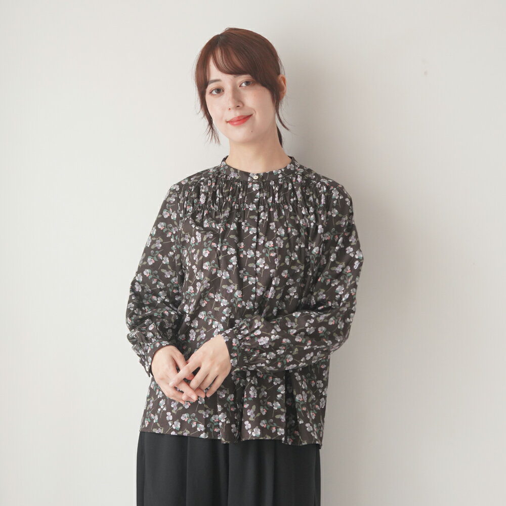 sosotto (ソソット) | LIBERTYタナローン胸シャーリングブラウス (black/navy) | レディース ブラウス LIBERTY リバティ タナローン Pansy Scatter柄 胸シャーリング ギャザーブラウス 長袖 コットン 花柄 ゆったり 日本製 春夏