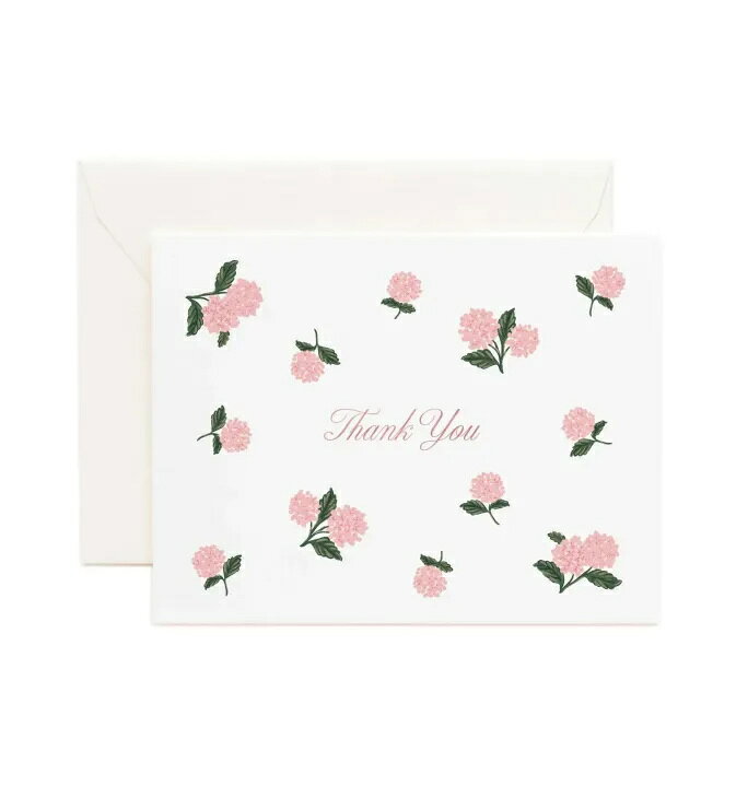 RIFLE PAPER CO. ピンクあじさいサンキュー (GCT078)グリーティングカード ライフルペーパー ステーショナリー 手紙 ギフト サイズ カードサイズ 封筒サイズ 書き込みスペース 10.8 x 14cm / 21.4 x 14cm 11 x 14.5cm (定形) 無地 ※平置き採寸のため、多少の誤差がございます。 フロリダを拠点としたステーショナリーブランド、RIFLE PAPER CO.によるグリーティングカード。 感謝の気持ちを爽やかに伝えてくれる、RIFLE PAPER CO.のグリーティングカード。 結婚式やお祝いのお礼、ちょっとした贈り物に添える一枚として、「ありがとう」のメッセージを上品に届けてくれます。 繊細で華やかなデザインは、RIFLE PAPER CO.らしい魅力のひとつ。 大切な人へ気持ちを伝えるカードとしてはもちろん、インテリアのように飾って楽しむのもおすすめです。 手書きのメッセージを添えることで、メールやSNSでは伝えきれない温かさを届けられる一枚。 日常の小さな感謝から特別な日のメッセージまで、幅広いシーンでお使いいただけます。 素材説明 素材 上質紙 / アメリカ製 ★在庫の無い商品、サイズ、カラーにつきましてはお取り寄せ可能な場合もございます。お気軽にお問い合せください。 ★色味はブラウザ上と、実際の商品とは誤差があることがございます。予めご了承ください。