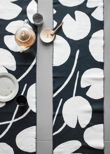FINE LITTLE DAY | WATER LILIES TABLE RUNNER - NAVY/WHITE (no.83100-6) | テーブルランナー