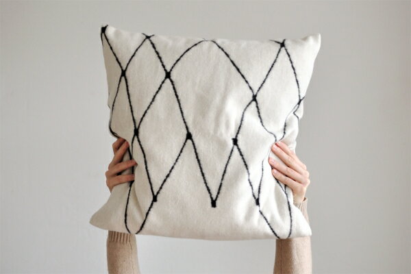 bastisRIKE | THE GRID (black and white) - CUSHION COVER | 50x50cm【北欧 シンプル モノクロ インテリア】クッション インテリア 北欧 雑貨 おすすめ おしゃれ かっこいい 人気 モダン ギフト プレゼント 送料無料