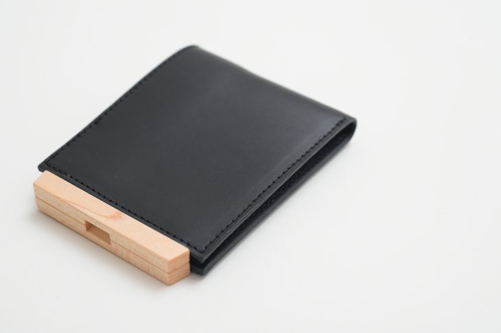 yuruku (ユルク) | Wood Plate Folder Half Wallet (black) | 財布 カウレザーウォレット 送料無料 シンプル 国産 ショートウォレット レディース メンズ 皮 本革 ギフト 誕生日プレゼント 父の日プレゼント お誕生日 シンプル ナチュラル 雑貨 北欧