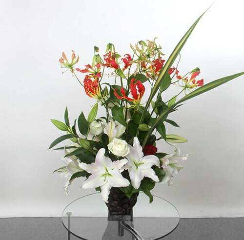 ユリとグロリオサのアレンジメント大...