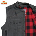 【送料無料】日本未発売 本革・牛革製 HOTLEATHERS [Red Flannel Lined Leather Vest] ハンティングベスト型立襟ブラックカウハイドレザーベスト 本国ハーレー乗り愛用の米国バイカー専門アパレルブランド「ホットレザー」からの直輸入品です 【 HOTLEATHERS Red Flannel Lined Leather Vest 】 本場のアメリカンバイカー達が愛するクラシックスタイルの本格派レザーベスト チェック柄フランネル裏地の立襟ハンティングベスト 【特徴】 ウエストから首元までしっかりと閉じる事ができるタフなデザイン。 ヘビーウェイト・カウハイド(牛革)を使用し適度な柔らかさと厚みで丈夫なのが特徴です。 使い込むほど馴染み、経年変化でレザー特有の本場アメリカンな雰囲気が味わえます。 背中に縫い目の無いタイプなので、ワッペンなどのセルフカスタムがとても簡単です! 米国ならではのビッグサイズなので、体の大きな方にもおススメです。 【仕様】 ・表地:ヘビーウェイトカウハイドレザー(牛革) ・裏地:フランネル ・ショートな立襟 ・前面比翼仕立て ・ジッパー&隠しスナップボタン(YKK製)で開閉 ・胸ポケットにサングラスホルダー用スリット ・ブラックカラー ・外側ポケット4箇所 ・内側ポケット3箇所 【サイズにご注意下さい】 ※USサイズは、日本サイズよりワンサイズ程度大きめに作られています。 例えばUSサイズ表記「M」の実際の大きさは、日本サイズ「L」に相当します。 必ずサイズ表をご確認の上、サイズをお選びください。 ※サイズは目安です。商品の個体差や個人差により着用感は異なる場合がございます。 ※商品の仕様やデザインはメーカー都合により予告なく変更になる場合がございます。 【当店に在庫がある】商品は1〜2営業日以内に発送。当店に在庫が無く、【米国メーカーからお取り寄せ可能】な場合は通常お届けまでに「1〜2週間前後」のお時間を頂いております。【メーカーに在庫がない商品】に関しましては、お届けまでに「1ヶ月以上」、またはタイミングにより「売り切れ」や「生産終了」となっている場合がございます。納期や商品についてのご不明な点などがございましたら、どうぞお気軽にお問い合わせ下さい。商品画像はできる限り現品を再現するように心がけておりますが、ご利用のモニターにより差異が生じますので予めご了承下さい。 当店に在庫がある商品は1〜2営業日以内に発送。米国メーカー在庫品で1〜2週間前後、在庫がない商品に関しましては、売り切れ・廃盤もしくは1ヶ月以上お時間を頂戴致します。