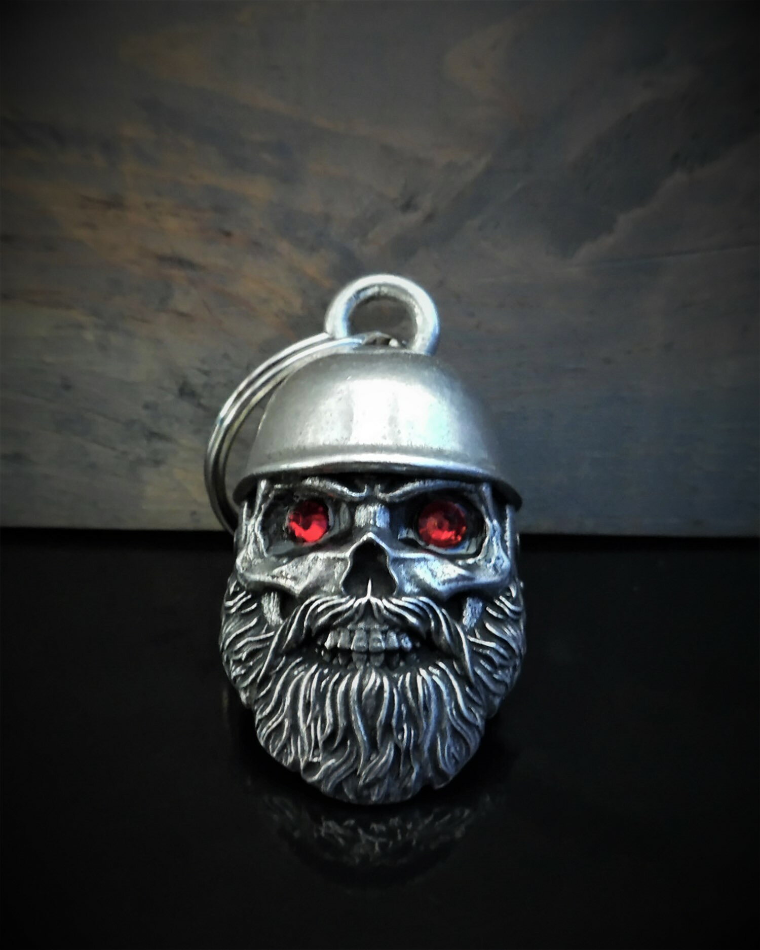 米国製 Bravo Bells ひげスカル 赤目 半ヘル 3D ベル [Helmet Skull Biker] ブラボーベル Made In USA 魔除け お守りとしてバイカーへの特別なギフトに! バイク オートバイ 鈴 アクセサリー キーホルダー キーチェーン ガーディアンベル Guardian Bellの商品画像 2