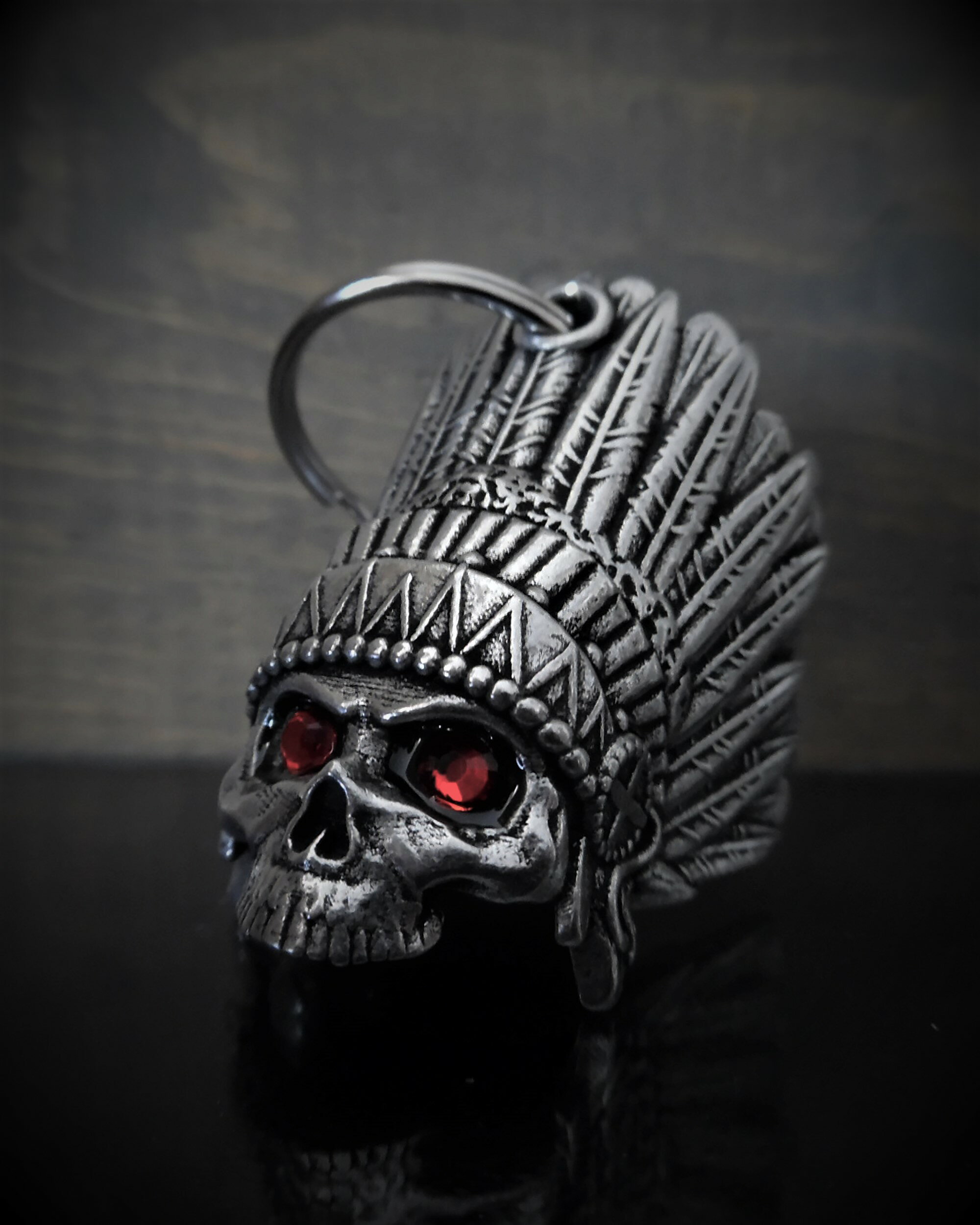 米国製 Bravo Bells インディアン 赤目 スカル 3D ベル [Indian Skull] ブラボーベル Made In USA 魔除け お守りとしてバイカーへの特別なギフトに! バイク オートバイ 鈴 アクセサリー キーホルダー キーチェーン ガーディアンベル Guardian Bellの商品画像 2