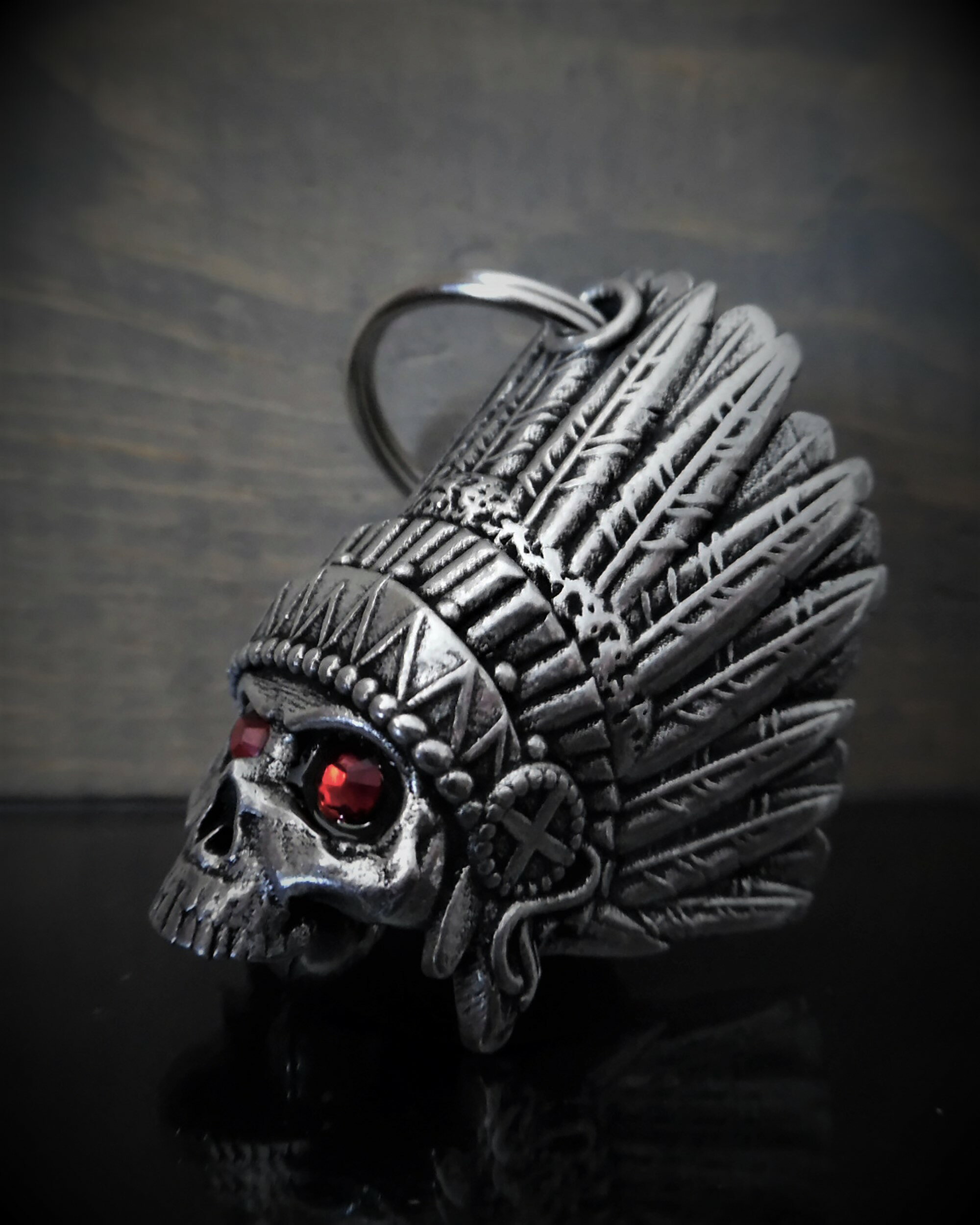 米国製 Bravo Bells インディアン 赤目 スカル 3D ベル [Indian Skull] ブラボーベル Made In USA 魔除け お守りとしてバイカーへの特別なギフトに! バイク オートバイ 鈴 アクセサリー キーホルダー キーチェーン ガーディアンベル Guardian Bellの商品画像 3