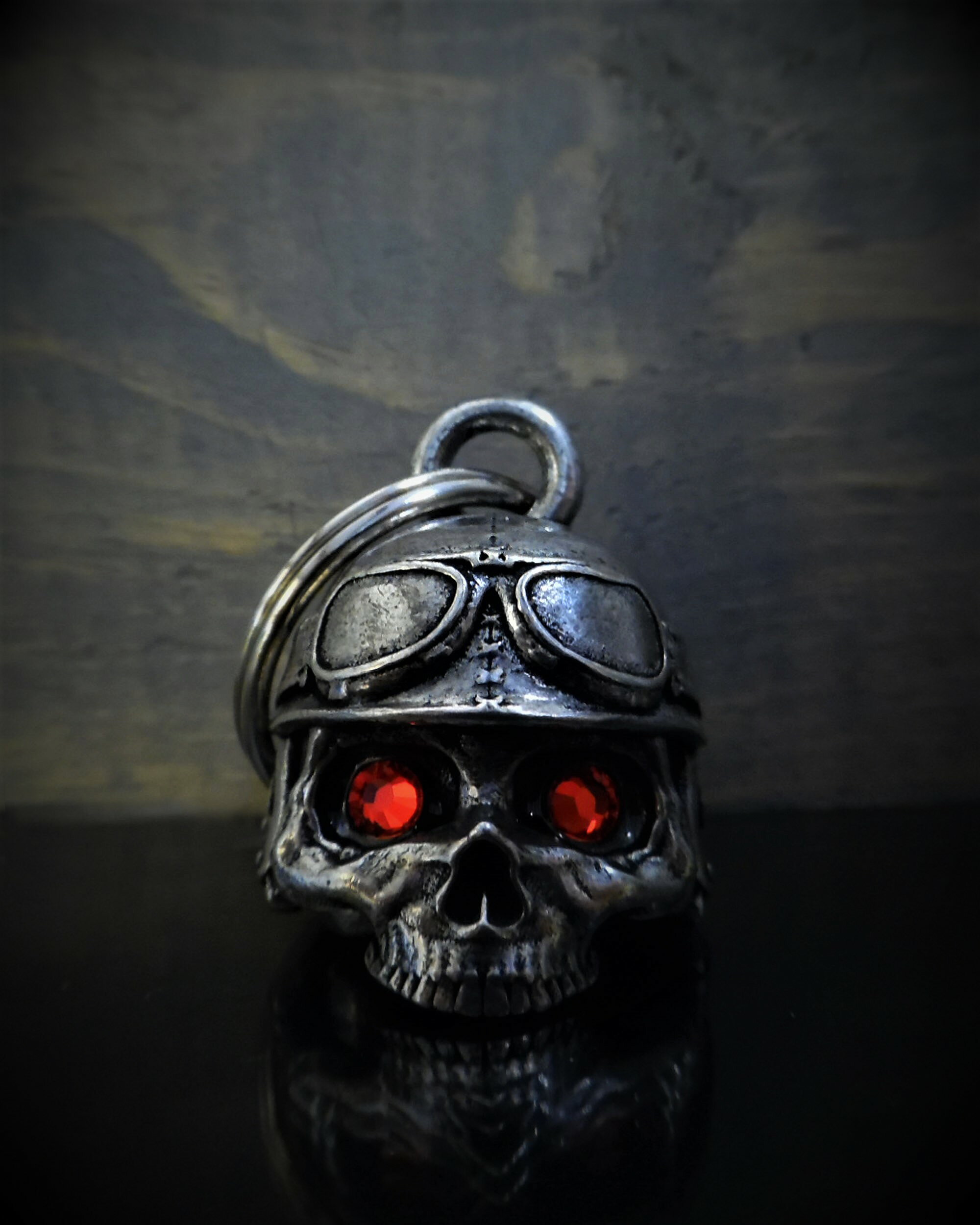 米国製 Bravo Bells 半ヘル 赤目 スカル 3D ベル [Motorcycle Helmet Skull] ブラボーベル Made In USA 魔除け お守りとしてバイカーへの特別なギフトに! バイク オートバイ 鈴 アクセサリー キーホルダー キーチェーン ガーディアンベル Guardian Bellの商品画像 2