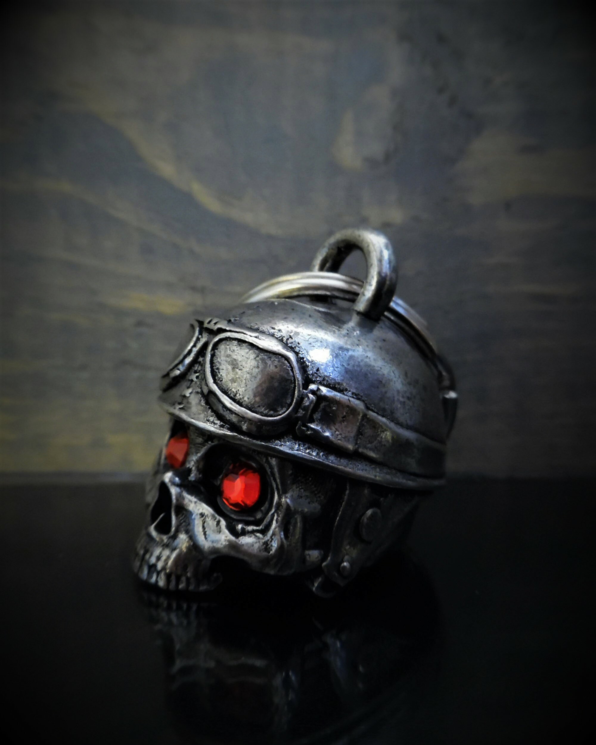 米国製 Bravo Bells 半ヘル 赤目 スカル 3D ベル [Motorcycle Helmet Skull] ブラボーベル Made In USA 魔除け お守りとしてバイカーへの特別なギフトに! バイク オートバイ 鈴 アクセサリー キーホルダー キーチェーン ガーディアンベル Guardian Bellの商品画像 3
