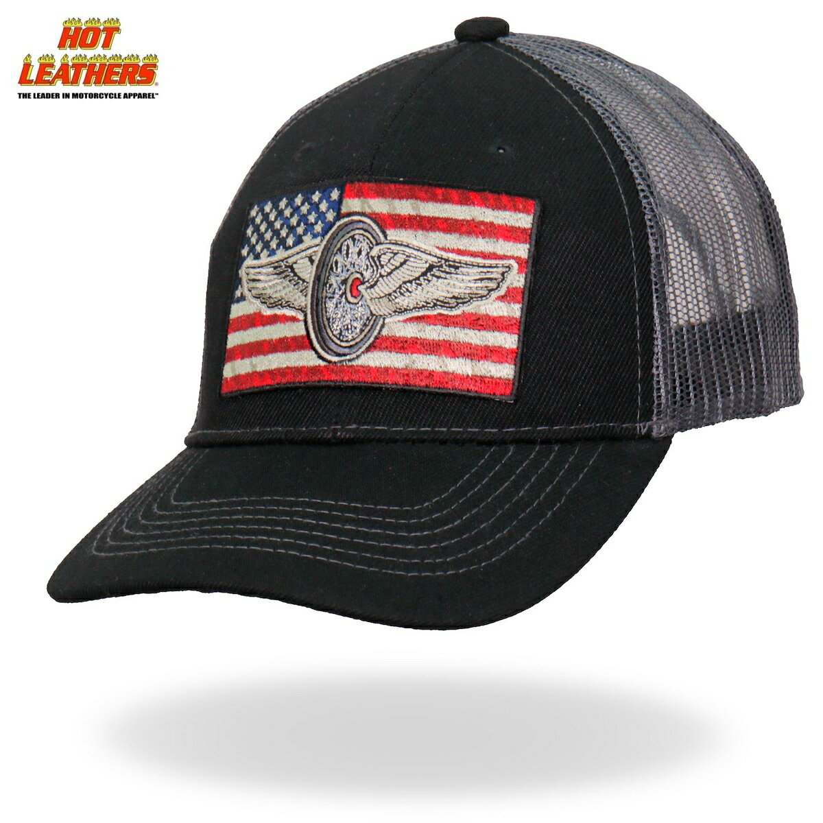 【送料無料】HOTLEATHERS Original Design Trucker Hat オリジナルデザイン トラッカーハット 野球帽 ボールキャップ 本国ハーレー乗り愛用の米国バイカー専門アパレルブランド「ホットレザー」からの直輸入品 【 HOTLEATHERS Original Design Trucker Hat 】 ハーレーダビッドソン乗り愛用の有名バイカーアパレルブランド、 "ホットレザー"オリジナルデザインのボールキャップです。 通気性のあるメッシュ素材で快適に年中着用可能!軽いのでデイリー使いに最適♪ ヘルメットを脱いだ後などのヘアセット前でも、被るだけでスタイルの完成。 これがあればもう髪型を気にしなくていいんです♪もちろんバイカーだけでなく スケートボーダーやダンサー、HIP HOPなどのストリート系スタイルにもピッタリ。 後ろのスナップバックで簡単にサイズが調節できるので、男性でも女性でも お使い頂けます。被らない時はスナップバックでリュックやベルトループに ぶら下げておくことができるので、便利＆ファッショナブルに飾れます♪ 【サイズ】スナップバック調節 ※商品の仕様やデザインはメーカー都合により予告なく変更になる場合がございます。 【当店に在庫がある】商品は1〜2営業日以内に発送。当店に在庫が無く、【米国メーカーからお取り寄せ可能】な場合は通常お届けまでに「1〜2週間前後」のお時間を頂いております。【メーカーに在庫がない商品】に関しましては、お届けまでに「1ヶ月以上」、またはタイミングにより「売り切れ」や「生産終了」となっている場合がございます。納期や商品についてのご不明な点などがございましたら、どうぞお気軽にお問い合わせ下さい。商品画像はできる限り現品を再現するように心がけておりますが、ご利用のモニターにより差異が生じますので予めご了承下さい。 当店に在庫がある商品は1〜2営業日以内に発送。米国メーカー在庫品で1〜2週間前後、在庫がない商品に関しましては、売り切れ・廃盤もしくは1ヶ月以上お時間を頂戴致します。