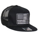 【送料無料!】日本未発売! セール価格! HOTLEATHERS [American Flag Bullets Ball Cap] オリジナルデザイン トラッカーハット 野球帽 ボールキャップ 本国ハーレー乗り愛用の米国バイカー専門アパレルブランド「ホットレザー」からの直輸入品です! 【 特別価格! HOTLEATHERS Original Design Trucker Hat 】 ハーレーダビッドソン乗り愛用の有名バイカーアパレルブランド、 "ホットレザー"オリジナルデザインのボールキャップです! 通気性のあるメッシュ素材で快適に年中着用可能!軽いのでデイリー使いに最適♪ ヘルメットを脱いだ後などのヘアセット前でも、被るだけでスタイルの完成! これがあればもう髪型を気にしなくていいんです♪もちろんバイカーだけでなく スケートボーダーやダンサー、HIP HOPなどのストリート系スタイルにもピッタリ!! 後ろのスナップバックで簡単にサイズが調節できるので、男性でも女性でも お使い頂けます。被らない時はスナップバックでリュックやベルトループに ぶら下げておくことができるので、便利＆ファッショナブルに飾れます♪ 【カラー】 ブラック/ブラック 【サイズ】 スナップバック調節 【オリジナルアートワーク】 モノクロ星条旗のストライプ部分に沿うように並んだ銃弾のワッペン(刺繍)デザイン。 つば裏にデザインあり。つば上にステッカーシール付き。 ※商品の仕様やデザインはメーカー都合により予告なく変更になる場合がございます。 米国メーカーに「在庫がある商品」では通常、お届けまでに「1〜2週間前後」のお時間を頂いております。メーカーに「在庫がない商品」に関しましては、お届けまでに「1ヶ月以上」、またはタイミングにより「売り切れ」や「生産終了」となっている場合がございますので、何卒ご理解下さいますようお願い致します。また、商品によっては説明不足な点や、システムのタイムラグによって納期や入荷状況が表示内容とは異なっている場合がございますので、お届けまでのお時間や商品についてのご不明な点などがございましたら、どうぞお気軽にお問い合わせ下さい！商品画像はできる限り現品を再現するように心がけておりますが、ご利用のモニターにより差異が生じますので予めご了承下さい。 米国メーカー在庫品で1〜2週間前後、在庫がない商品に関しましては、売り切れ・廃盤もしくは1ヶ月以上お時間を頂戴致しますので、予めご了承くださいますようお願い致します。