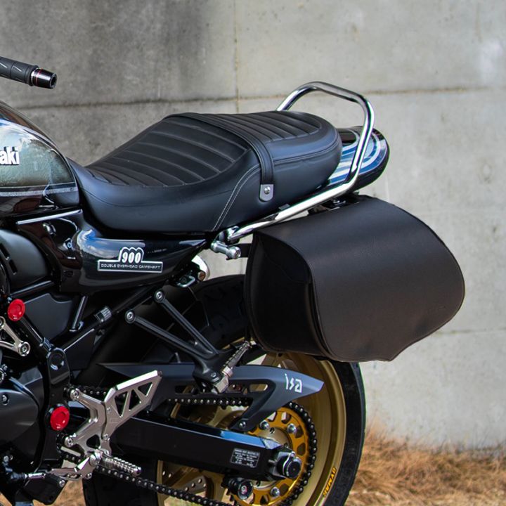 Z900RS専用 '18-25年式に対応 シンセティックレザーサドルバッグ(バー避けタイプ)[DSB-18]Z900RS専用ステー付きサドルバッグ。立体設計のステーで、一部のタンデムグリップ・サイドグリップと併用できる。シンセティックレザーを使用し、急な雨でも慌てない。★下記オプションパーツに対応★・KIJIMA(タンデムグリップ/210-5441)・KAWASAKI純正(サイドグリップ)※その他オプションパーツとの併用は出来ません※2026年式には適合しません。【Z900RS専用ステー付きサドルバッグシリーズ】●通常タイプSB-97(牛革) / DSB-14(シンセティックレザー)●バー避けタイプSB-115(牛革) / DSB-18(シンセティックレザー)【品番・品名】DSB-18Z900RS専用　シンセティックレザーサドルバッグ【素材】シンセティックレザー【カラー】ブラック【サイズ】縦24.5×横39×幅16(cm)【容量】9L【付属品】ステーセット×1、レインカバー×1※バッグ側のステーセットは、バッグに取り付けてお届けします。経年変化やご使用による製品の劣化・損耗は避けられません。耐久性には十分考慮しておりますが、過度な負担をかけたり 使用方法が適切でない場合破損する恐れがございます。製作時期によって素材の色合いや風合いに若干の差異が生じることがございます。