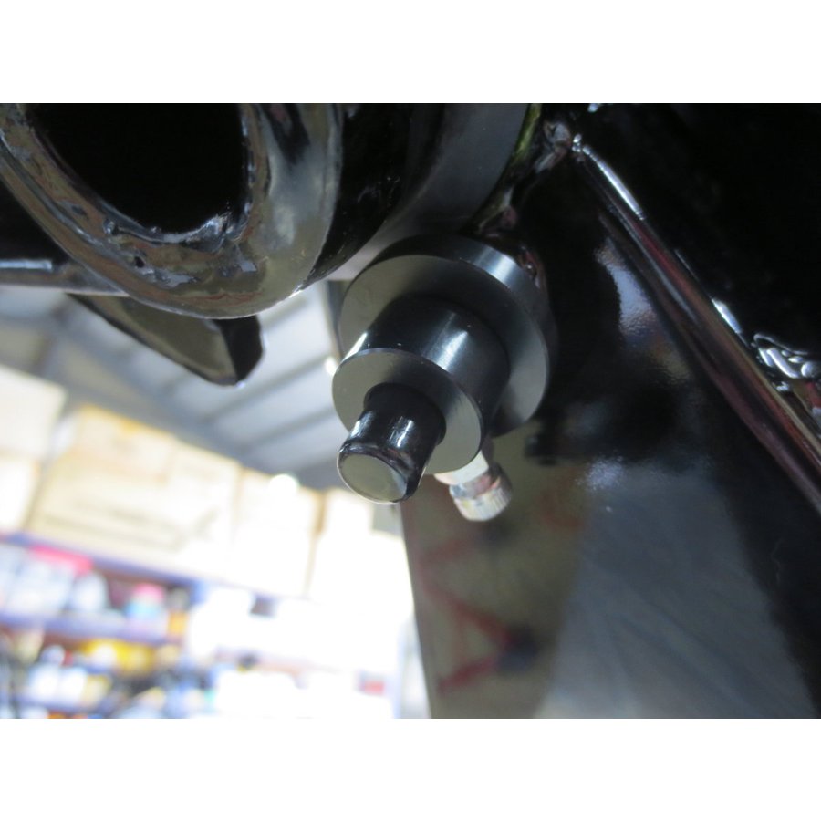 Z1/Z2用　ハンドルストッパー　メーカー名　：　HAMASAKI COMPETITION MOTORSメーカー品番　：　003-201-200-302-00【　商品説明　】　適合車種：KAWASAKI　　900 Super4(型式：Z1）、750RS（型式：Z2）　セパレートハンドル使用時などのハンドル切角調整が必要な場合にボルトオンで取り付きます。　　外径＝φ26.0mm　切角　ノーマルよりマイナス16度　本体材質：Al(アルミ）　表面処理、色：ブラックアルマイト処理　　