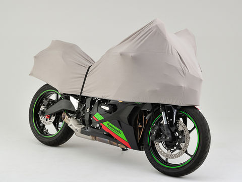 メーカー品番：22145JANコード：4909449596920デイトナDAYTONA ストレッチインナーハーフカバー Mサイズガレージ・屋内での保管時や、屋外用バイクカバーのインナーに使用することで、屋内保管時にありがちなほこりの蓄積や、ガレージ内での傷つきを防止します。大切なバイクを傷やほこり等から守る裏起毛の生地は、ストレッチ性が高いので車体に優しくフィットします。ハーフ形状なので、地面やタイヤ、チェーン等、汚れる原因となる部分と接触しません。●室内保管や、一般的なバイクカバーの内側に装着することで傷等を防止します。●250cc~750ccクラスの車両まで注意事項※トップケースやサイドケース・スクリーン等を使用している場合、フィッティングが異なります。※生地に耐水性はありません。※耐熱性は無いため、走行直後やエンジン、マフラ—等が熱を持っている状態では使用しないでください。※定期的に天日干し等を行なってください。生地にカビ等が発生したりする可能性があります。※生地を極度に引っ張ったり過度な負荷を掛けないでください。生地の劣化や、ナンバープレートやウインカー等の破損の原因となることがあります。