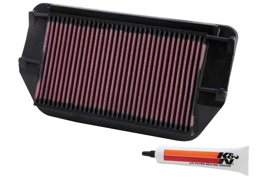 K＆N リプレイスメント CBR1100XX 99-07　X11 99-01メーカー品番：HA-1199 適応車両 CBR1100XX 99-07/X11 99-01商品説明・取扱注意事項 ●純正エアエレメント交換タイプ※車種によりキャブレターセッティングが必要になる場合があります。商品概要等 ◎フィルターチャージャー効果コットンガーゼ4層を2枚のアルミメッシュネットで挟み込んでいます。この時フィルター表面に形成されるマス目は通過する空気を整流する効果を生みだします。空気の流れには通常多くの乱流が含まれ、流速の抵抗となっていますが、マス目により整流された空気はこの乱流を持たないため、吸入空気量は増加します。◎オープンタックバリア効果フィルター表面に付着した埃や塵はフィルターオイルによって固定され2層3層と新たなマス目を形成していきます。この効果によって長期に渡り高次元でバランスした吸入効果と防塵効果を保持します。◎半永久的に使用可能定期的にメンテナンスを行うことで何回でも繰り返し使用でき経済的です。汚れてきたらクリーナーで洗浄し、リチャージャーで油分を充填してください。◎フィルター構造1 通常空気の流れには多くの乱流が含まれています2 フィルターはオイルを染み込ませた高品質コットンガーゼを4層に重ねアルミメッシュネットで両面を挟んだものを使用しています3 非常に優れた防塵効果を持ちながらも吸入抵抗にはならない構造となっています4 フィルターは塵や埃を吸着していきますが、その吸着物が2次、3次のフィルターを形成していくため、吸入抵抗にはなりません5 コットンとメッシュネットで形成されたフィルターは通過する空気を整流する構造になっています6 フィルターを通過することにより整流された空気は流量を増し、より多くの空気吸入を可能とします。　純正交換タイプ 素材 コットンガーゼ 備考 純正品番 ホンダ：17210MATE00、17210MATE01　（特記事項・使用上の注意 ）フィルターの洗浄後は専用オイルを塗布してからご利用ください。オイルが塗布されていない場合、オイルチューブを塗布してからご使用ください。車種・コンディションによってはセッティングが必要になる場合があります。K&Nホームページで、商品詳細をご確認ください。