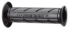 （商品詳細）KIJIMA/キジマ　グリップラバー NICEネオブラック 120X22.2ケイ 貫通メーカー品番[カタログ品番] 201-6716120X22.2ケイ 貫通手になじみやすいネオプレーンゴムを使用。フィット感と耐振動・耐久性に優れるグリップです。 取付を容易するテーパー加工、ワイヤリングの為のガイドを設定。 さらにハイクオリティーグリップもラインナップ特殊ラバーの使用で劣化や変色がしにくいハイグレードタイプ。 標準サイズ用、左右SET。