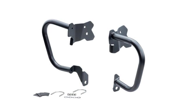 （商品詳細）エンジンガード マットブラック NC750X 21-メーカー品番：405-242JANコード：4934154176563キジマ エンジンガード マットブラック NC750X 21-立ちゴケなど軽度な転倒で車体ならびにライダーへのダメージを最小減に抑え、倒れた車体を起こし易くするためのガードです。従来モデル用と同様にφ25.4のスチールパイプを採用する事で、見た目も車体デザインを崩しません。 また、車体正面から見て水平にパイプが取り付けられているため、一般的なクランプ固定のアクセサリーが水平に取付けれるようにデザインしております。※本製品の下部ステーと車体アンダーカバーが接触する箇所がございます。ご使用上の問題はございませんが、気になる場合は加工を施した上、ご使用下さい。【適合】HONDA NC750X/DCT（8BL-RH09） 2021y-【材質】スチール製【色】マットブラック