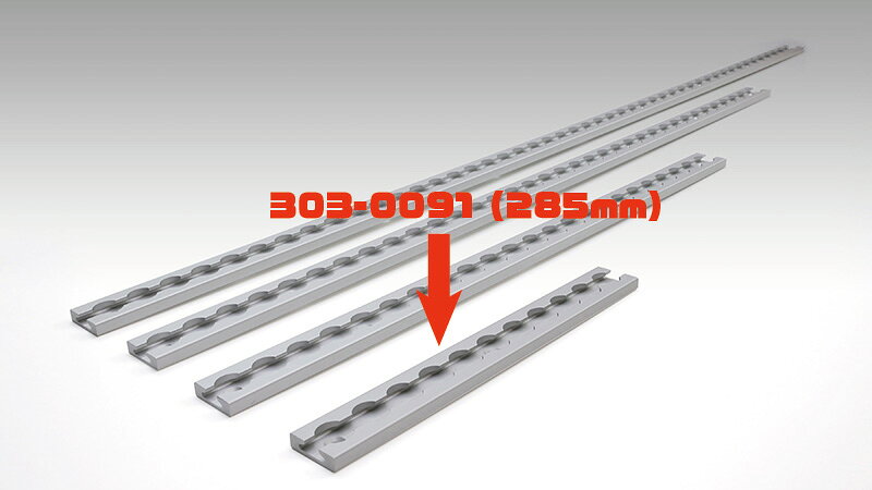 メーカー品番：303-0091JANコード：4934154158651キジマキジマ ワンタッチレール 285mm シルバーワンタッチリングと併用する事で、オートバイ等を固定する為のアンカーとしての利用が可能なだけでなく、ワンタッチで脱着できる為、用途に合せたアンカーの位置決めができる優れ者です。長さは4種類ございますので取り付けのスペースによってお選び下さい。【色】シルバー【材質】アルミ【全長】285mm【入数】1本