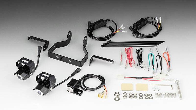 フォグランプKIT　M1 LED　クロスカブ110/Lite　18Y-205-6172クロスカブ110専用 フォグランプキット高い人気を誇るクロスカブ110に、M1フォグランプキットが登場しました。クロスカブ110の軽快でアクティブな車体デザインとのバランスを重視し、左右対称に2灯を装着するスタイルを採用。コンパクトながら存在感のあるフォグランプが、クロスカブ110のスタイリッシュなデザインを引き立てつつ、車体のシルエットにも自然に調和します。街中での普段使いからツーリング、キャンプなどのアウトドアシーンまで、クロスカブ110のアクティブなスタイルにマッチするフォグランプキットです。■ フォグランプ本体小型で高性能な M1タイプLEDフォグランプ を採用。配線方法により ホワイト／イエロー の発光色を選択でき、天候や好みに合わせた使い分けが可能です。※本品はホワイトまたはイエローのいずれかを選択してご使用いただく仕様となっております。両色を同時に点灯させることは保安基準に違反いたしますので、絶対に行わないでください。■ スイッチ付属のON/OFFスイッチはミラー取付部を利用し、ハンドル周辺部品との併用性を考慮した仕様。操作性も良く、スマートに装着できます。■ すぐに取付け可能なフルセット取付けに必要なパーツはすべて同梱しているため、追加で購入する手間がありません。■LEDフォグランプの主な特徴・超高輝度LEDチップ採用：小型ボディからは想像できない3000ルーメンの明るさ・冷却ファン内蔵：アルミ製ボディ＋高速回転ファンで長時間使用も安心・防水性能IP68：雨天・悪路でも安心の高耐久設計・360度ビーム角：広範囲をしっかり照射、視認性アップ※キジマ製「210-2785：フロントバスケット」「208-3105：エンブレムステー」との併用が可能。【適合】クロスカブ110（2BJ-JA45/8BJ-JA60）　　　　クロスカブ110 Lite（8BH-JA79）【ランプサイズ】本体35mmx57mm【電圧】9v-24v【消費電力】15w(1個あたり)【明るさ】3000ルーメン/1.3A【色温度】3000K（イエロー）／6000K（ホワイト）【素材】アルミニウム、超高輝度LEDチップ、PCB他【ビーム角】360度【照射角】左右15度＋15度（参考値）【防塵防滴性能】IP68相当【冷却性能】高速回転ファン内蔵【動作温度範囲】-40 ℃ 〜80 ℃