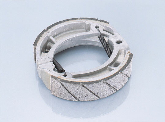 メーカー品番：770-1087030JANコード：4990852120215キタコKITACO ブレーキシュー SH-5N ノンアス◆高温時でも変わらないブレーキの”効き”◆高温時でも変質の少ないグリップの良い特殊ライニング材を採用◆ライニング表面に溝を設置（一部のシューを除く）することにより、冷却効果を高めて粉塵をたまりにくくし、ブレーキの効きを持続させます※注意※・ブレーキ関連パーツの整備及び取り付けに二輪整備資格は、必要ではなくなりましたが重要なパーツですので、整備士に依頼する事をおすすめします・ブレーキシューは消耗品です・定期的に新品への交換が必要です◆ノンアスベスト材使用◆タイプ：SH-5N