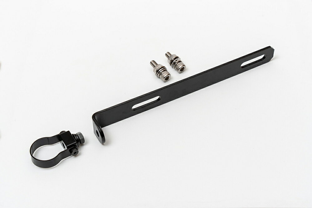 メーカー品番：EDR-P04JANコード：4956170051976ミツバサンコーワミツバサンコーワ カメラステーナンバーマウント EDR各用リアカメラをよりスタイリッシュにマウントするナンバープレートマウントです。ナンバープレートと灯火類のクリアランスがタイトな車両にも対応出来るサイドマウント方式を採用。ベースステー部はカメラへの振動を抑える板厚3mmの極厚仕様。バイクの振動を考慮した設計です。また、EDRシリーズの広い視野角を考慮し、縦方向、横方向どちらにもカメラ角度を調整可能な設計としました