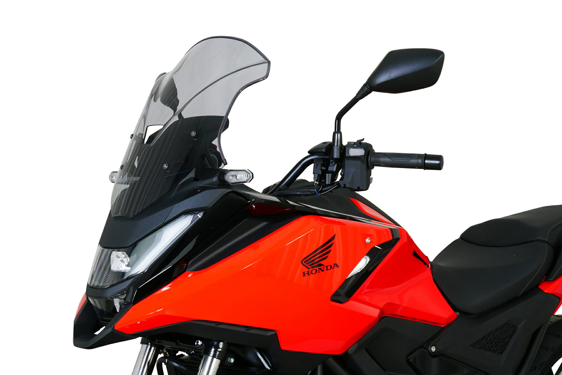 エムアールエー スクリーン ツーリング スモーク NC750X 25品番：MT165Sメーカー品番：4025066178544JANコード: 4550646254993商品説明「スクリーン ツーリング」は、全長を長めに成型したスクリーンです。走行風をとにかく低減させたい方や、ロングツーリング派の方におすすめです。MRAは純正同様にスクリーン中央下部にダクトを設け、整流効果とハンドリングの最適化を図りました。純正オプションのアジャスタブルスクリーン用マウントには装着できませんのでご注意ください。DCTモデル共通商品詳細詳細情報/補足情報適合情報厚み：3mmタイプ：スクリーン ツーリング色[カラー]：スモークサイズ：幅350mmx長さ440mm材質[素材]：アクリル仕様：グラデーション無し付属品：取付ボルト、スペーサー、スクリーンモールホンダ[HONDA]:排気量401cc〜750cc:NC750X(25)