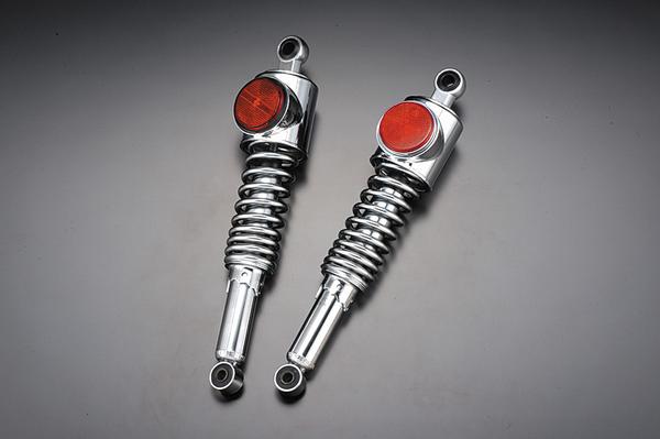 ※商品は右（メッキリム）です。 Z1/Z2 STDタイプ リアショック 強化型 メッキリム/レッド　PMCメーカー名　：　 (株)PMC.Inc　メーカー品番　：　 109-112適合車種　：　 カワサキ/KAWASAKI Z1/Z2　：　 オリジナル復刻版。プログレッシブ（不等ピッチ）スプリングの採用により、初期作動から1G付近まではやわらかく、1Gからボトムまでは曲線的に硬くなるという、粘り強さを持ったスペシャルサスペンション。 バネレートは純正サスペンションと同様の設定とした純正型と、バネレートを15％上げた強化型の2ラインナップ。 リフレクターはオレンジ、レッド、クリアの3色に、それぞれブラックリム、メッキリムを用意しました。豊富なバリエーションの中からお好みでお選び下さい。 2本セット1台分でのデリバリー。 強化型 メッキリム/レッド