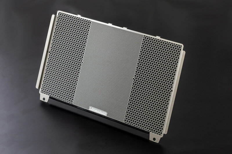 (株)PMC.Inc/(株)ピーエムシー ヘックスコアプロテクター(ラジエーターコアガード) 　Z900RS/Z900RS CAFE 21〜品番 184-1325【適合車種】KAWASAKI　Z900RS/Z900RS CAFE ’21〜※18〜20年式は適合不可となります。【商品説明】走行中にフロントタイヤが巻き上げる飛び石や、虫などの異物からラジエターを保護しながら冷却効率を最大限に維持させるラジエターコアプロテクター。●0.8mm厚のステンレス材を使用し、長期使用においても汚れを洗い落とすだけでステンレス　特有の美しさを維持します。●タイヤの真後ろにあたるセンター部分とサイド部分とで大小異なるヘックスデザインを採用。(株)PMCホームページで商品の詳細、取付け方法などをご確認いただけます。PMC商品、多数取り扱っております。