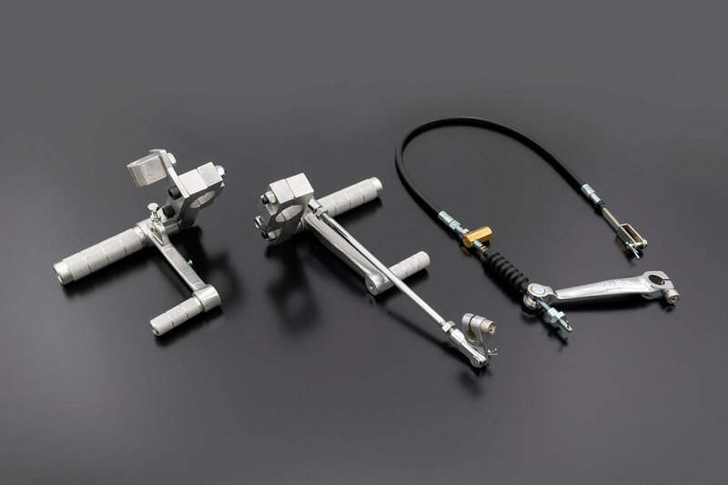 (株)PMC.Inc/(株)ピーエムシー 復刻版JMCバックステップ 1型(ワイヤー引き) Z1/Z2,KZ900/Z750A4/A5品番 187-531【適合車種】Kawasaki　Z1/Z2,KZ900/Z750A4/A5【商品説明】当時と同じ鋳造工場で当時と変わらぬ砂型鋳造製法に拘って造り上げられたまさに完全復刻版。特有の鋳肌の質感は削り出しでは成しえない重量感を放ち、使い込むほどに味が出るとともに当時を知るライダーにはノスタルジックな郷愁を呼び起こします。ベースプレートとブレーキアームには本物にのみ許された“JMC“刻印入り。本体を直接フレームにクランプし固定する1型(株)PMCホームページで商品の詳細、取付け方法などをご確認いただけます。PMC商品、多数取り扱っております。