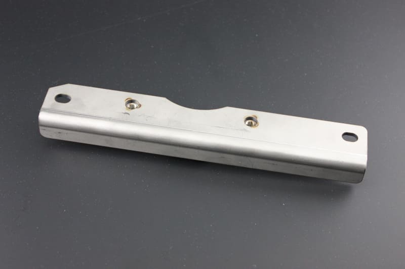 77〜80　Z750-1000 バッテリーケースマウントステー KZ750/1000 PMCメーカー名　：　 (株)PMC.Inc　メーカー品番　：　 81-5337 適合車種　：　 カワサキ/KAWASAKI77〜80　Z750-1000 　：　 左右のエンジンマウントブラケットを連結しフレーム剛性を向上させます。