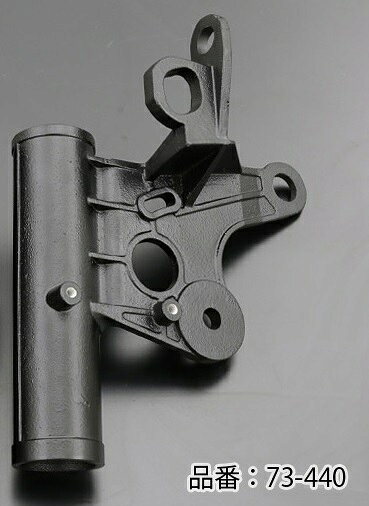 PMC　【　DRAFT　For　Z’s　】Z1R　ヘッドライトステー右側オリジナル復刻版 メーカー名：　 (株)PMC.Inc　メーカー品番：　 73-440 適合車種：　 カワサキ/KAWASAKI Z1Rオリジナル復刻版。メーカー廃盤になってからはや数十年、多くのZ1Rオーナーの皆様からのご要望にお応えし、アルミニウムキャスティング製ヘッドライトステーを完成させました。●精度、完成度は他の弊社ビレット製品と同様に、最高の技術によって高品質に仕上げられています。PMCホームページで適合や商品の詳細をご確認いただけます。