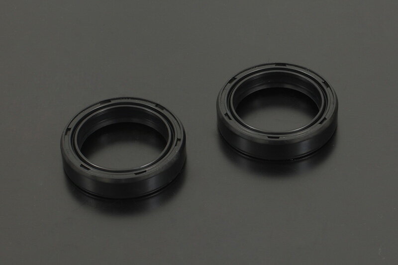 H2　フロントフォークシールセット1台分2個セットメーカー名　：　 (株)PMC.Inc　メーカー品番　：　 81-5210 適合車種　：　 カワサキ/KAWASAKI H2 フォークオイルの漏れ対策に欠かせない高性能オイルシールセット。 1台分2個セット。(株)PMCホームページで商品の詳細、取付け方法などをご確認いただけます。