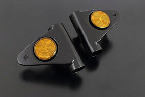 H2/750SS　ヘッドライトステーセット左右メーカー名：　 (株)PMC.Inc　メーカー品番：　 81-5271 適合車種：　 カワサキ/KAWASAKI H2/750SS マッハ系特有のリフレクター付ライトステーは、フォークカバーとステー部の接合を丁寧に溶接し、溶接痕を綺麗に成型した後に、ブラック塗装にて仕上げられています。 左右セットでのデリバリー。(株)PMCホームページで商品の詳細、取付け方法などをご確認いただけます。