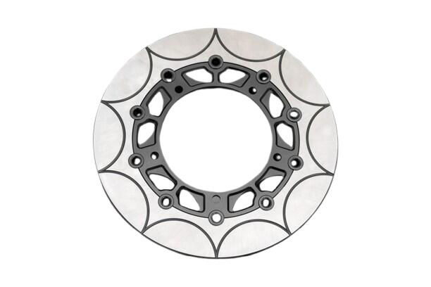 (株)PMC.Inc/(株)ピーエムシー マットコークブラック　ハニカムライトステーカバー（純正ウインカー対応）Z900RS品番 189-4102適合車種 Z900RS '18-'23　※CAFEへの取付不可純正のヘッドライトステーに被せるだけのイージーフィット。取付の際、面倒なウインカーの脱着の必要もございません。ウインカーステーの付け根部分はハコスカGTRなど旧車でよく見られるビス止めオーバーフェンダーを彷彿させるワイルドなデザインに加え他に類を見ないライトステー上面まで覆い被せヘッドライトとの隙間をできるだけ無くし更にはアーキらしくハニカムデザインまでも取り入れ圧巻の存在感を演出させます。。左右1セットでのデリバリー。(株)PMCホームページで商品の詳細、取付け方法などをご確認いただけます。PMC商品、多数取り扱っております。