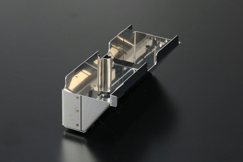 (株)PMC.Inc/(株)ピーエムシー ツールケース (単品)品番 81-5332【適合車種】KAWASAKI　'72〜'75 Z1/Z2【商品説明】メーカー絶版となっているバッテリーケースとその周辺パーツを、さらにクオリティーアップしてデリバリー致します。・純正の鉄製品と違い錆びに無縁のステンレス素材を採用する事で、バッテリーの液漏れによる腐食の心配もありません。・素材のステンレスは美しい鏡面仕上げで、カッティング部分は全てレーザーカットによる完璧な寸法と形状を成型しています。・完全な冶具を用いて製作しておりプレス成型はもちろん、スポット溶接もハイクオリティーな仕上がりです。・脱着式小物入れは左サイドカバー内にきちんと収まり、しかもワンタッチ取り外し式の優れものです。対応純正品番：32098-019(株)PMCホームページで商品の詳細、取付け方法などをご確認いただけます。PMC商品、多数取り扱っております。