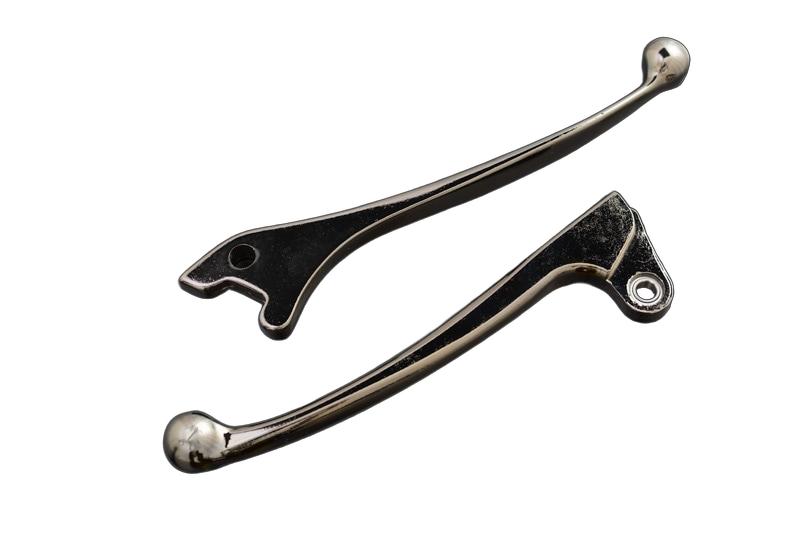 フィンガークラッチ＆ブレーキレバー Z1/Z2 7φ　漆黒メッキ　品番 133-5011適合車種KAWASAKI　Z1/Z2商品説明※写真は漆黒メッキではなく通常モデルです。純正レバーのデザインを完全にトレースしたクラッチ&ブレーキレバーセット。クラッチレバーにはレバー比を大きくした上に、マウントボルトの軸受け部にボールベアリングを採用することでレバー操作の負荷を極限まで軽減し「フィンガークラッチレバー」の名の通り僅かな指先の力だけで操るようなクラッチワークを実現させました。またイージークラッチキット(品番72-230)との併用により、最大限の性能を発揮させます。レバーボルト径7φ対応。