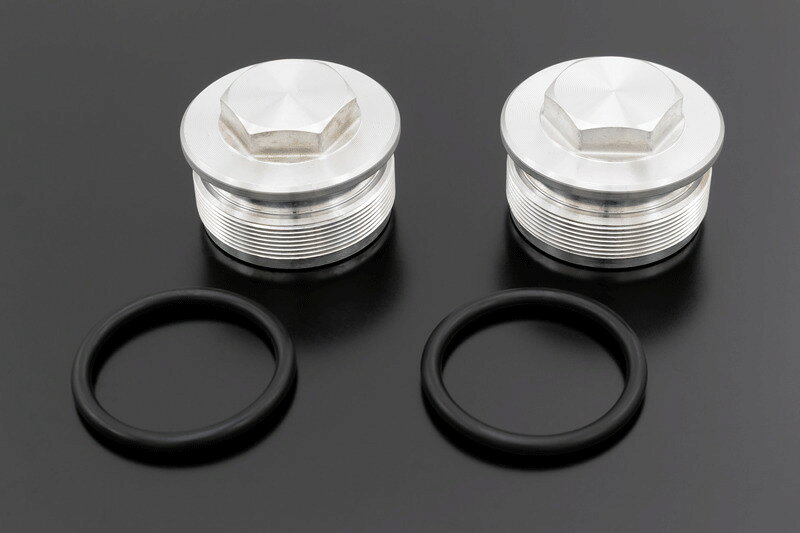 フロントフォークトップキャップセット　ZEPHYRχ(G2-G8)　品番 140-5152適合車種ZEPHYRχ(G2-G8)商品説明乗車時に、目に付きやすいフォークボルトの錆やメッキ剥がれは気になるものです。新品に交換してライディング気分をリフレッシュしましょう。専用Oリング付。2PC入り1SETでのデリバリー。対応純正品番44029-1147x2、670B3032x2