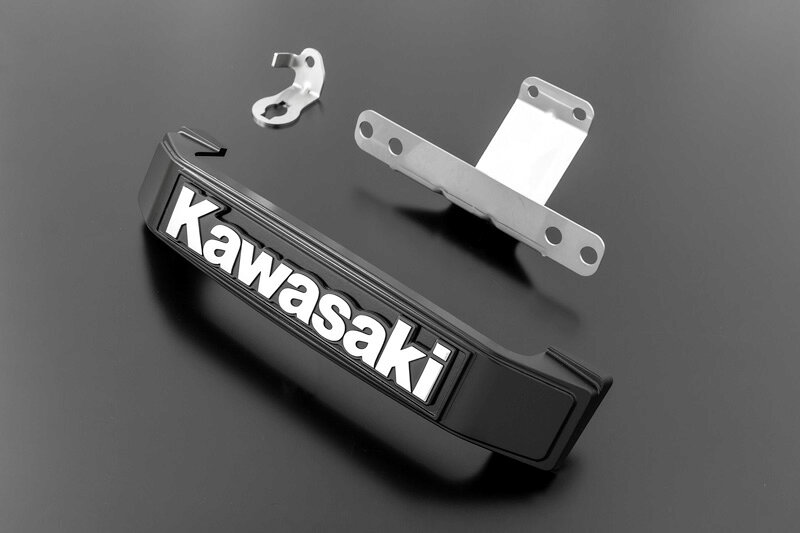 BIGステムエンブレム＆ステーセット　Kawasaki小文字　Z900RS CAFE　ブラック品番 189-1184-2適合車種Z900RS CAFE '18-'24※Z900RSにはご使用いただけませんZ900RS CAFEのシルエットにベストマッチするよう全長や幅の寸法はもちろん、デザインにも徹底的に拘りぬいたアルミ削り出しステムエンブレム。重厚感あるふれるルックスは他とは一線を画す存在に変えて、フロントビューをより華やかに演出します。エンブレムは銀色で小文字の「Kawasaki」。本体カラーは、ブラック。工数0.3h